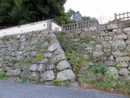 古代山城の石